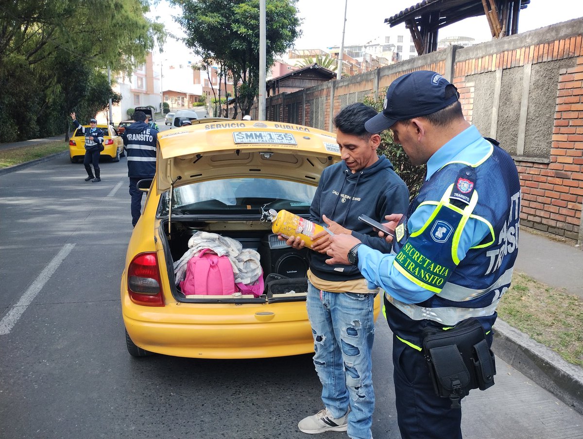 PastoTransito's tweet photo. Personal  @PastoTransito  adelanta operativos de control al transporte público individual de pasajeros tipo taxi, con el fin de garantizar la seguridad del servicio. Se verificaron documentos,  pruebas pasivas con alcohosensores y revisión de extintores. https://t.co/e4QkaKPHjW