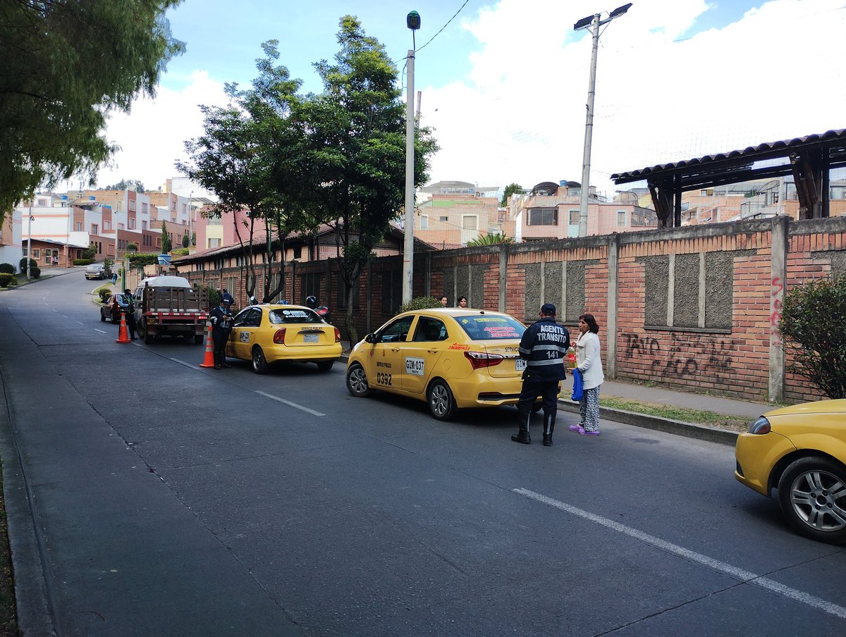 PastoTransito's tweet photo. Personal  @PastoTransito  adelanta operativos de control al transporte público individual de pasajeros tipo taxi, con el fin de garantizar la seguridad del servicio. Se verificaron documentos,  pruebas pasivas con alcohosensores y revisión de extintores. https://t.co/e4QkaKPHjW