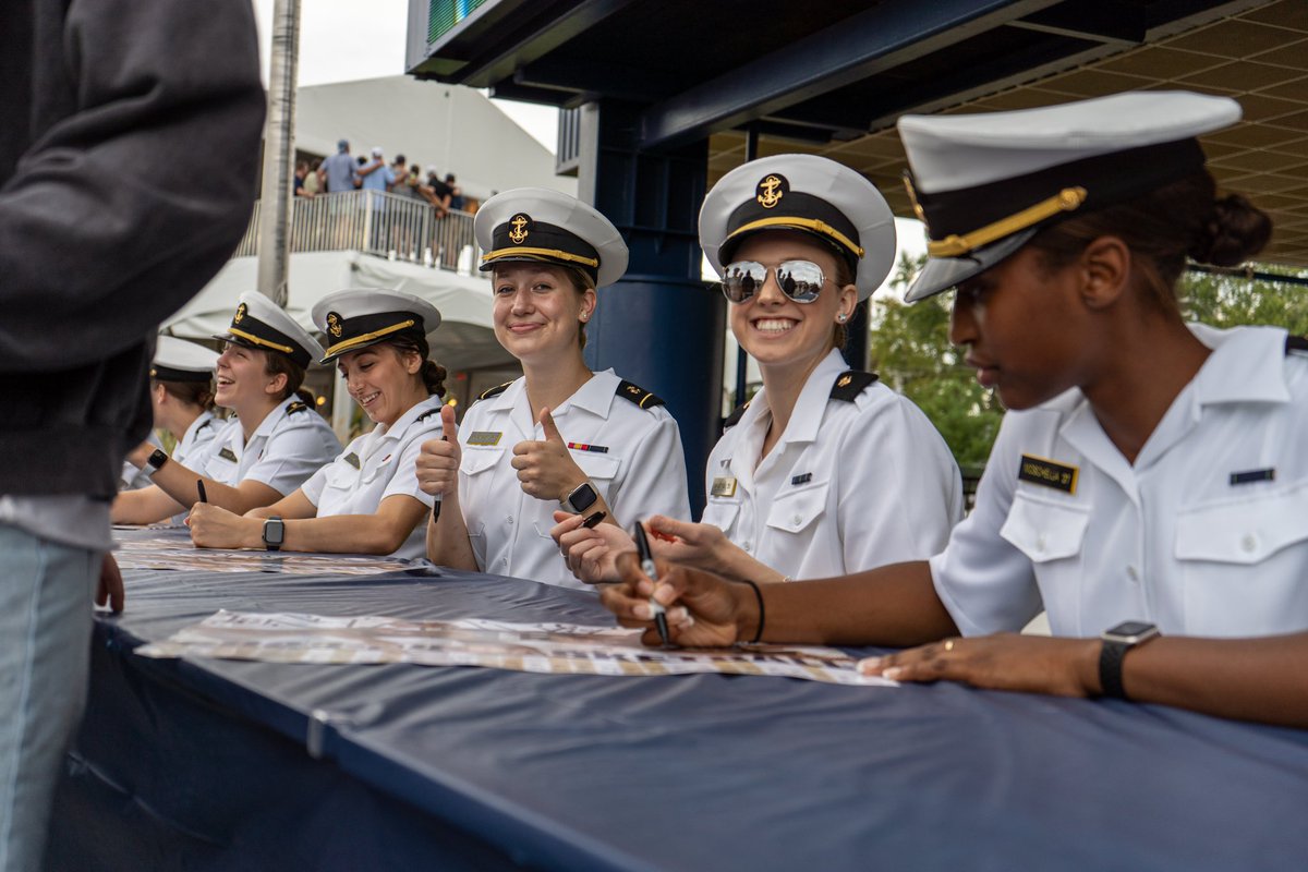 We loved getting to meet our fans and sign autographs today at the <a href="/NavyFB/">Navy Football</a> game ⚓️💛💙

#GoNavy | #Impact