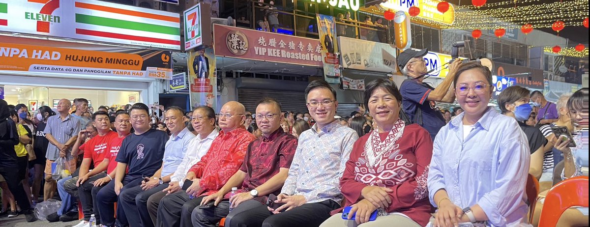 RowindyLawrence's tweet photo. LUYANG | 30.09.2023
Hadir memberi sokongan kepada Program rakan komponen Pakatan Harapan- DAP, YB Phoong Jin Zhe Adun Luyang di  “Foh Sang Mid-Autumn Carnival 2023”. Syabas dan Tahniah!
@gingerphoong https://t.co/ZRWtyISEkE
