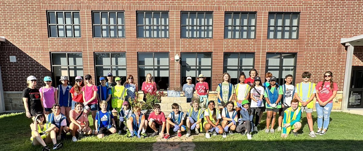 BrandiHalverson's tweet photo. Beautiful 1st @CPJH_C4K Adopt a Path! It was a beautiful day and a great turn out! Love how these kids love to serve! Thank you to NJHS for joining us… ❤️ #morepicscoming @TISDCPJHS @TomballISD @AustinBankTexas @CharacterDotOrg  @ReneeMiller0104 https://t.co/3xhPqrvqPN