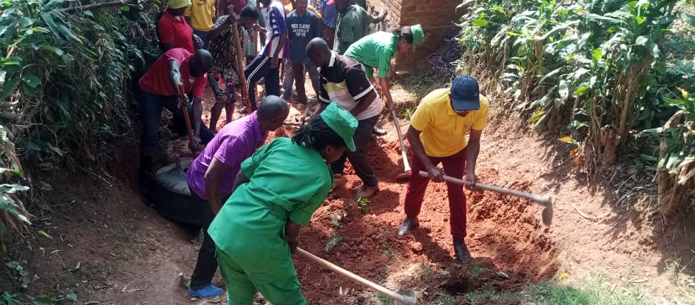 #UMUGANDA, i Gikondo twakoze umuganda waranzwe no gusibura #Imirwanyasuri,hatanzwe ubutumwa bwo:
☑️ kwirinda ibiza,
☑️kwishyura Mutuel,
☑️kurwanya ubukene.
<a href="/PudenceR/">Pudence RUBINGISA</a>,@amutsinzi1515
<a href="/HussAnnyMonique/">Huss Anny Monique</a>