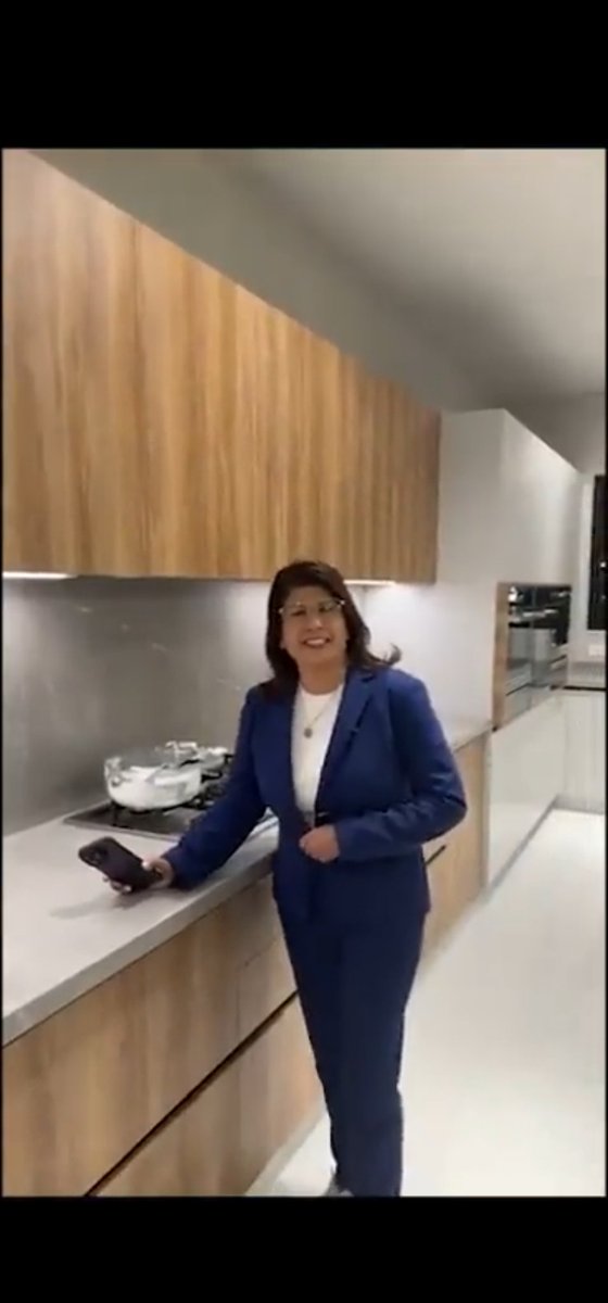 Me gusta la cocina de la doña de Tecamac pa' mi rancho, la que le besó la mano a López y nos acusó de clasistas, le calculo unos 3 millones de pesos ya con los equipos Subzero, igual y me animo.