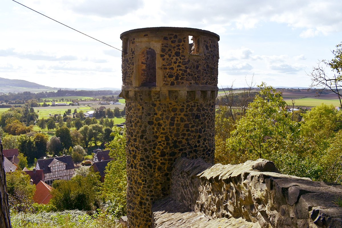 Unsere Reise nach #Nordhessen: Besuch der hübschen Fachwerkstadt Felsberg mit der historischen Felsburg 🏰, die auf einem schroffen Basaltfelsen thront.