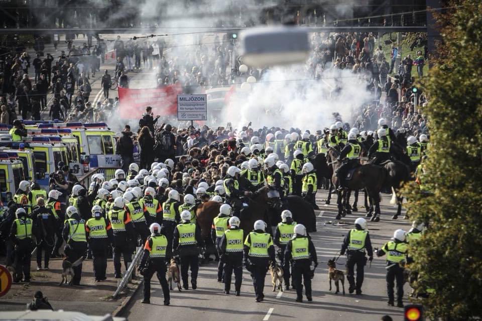 YB_Sodermalm's tweet photo. Den här dagen för 6 år sedan var jag också på Bokmässan. Eller utanför i alla fall. https://t.co/tvApq3DHUr
