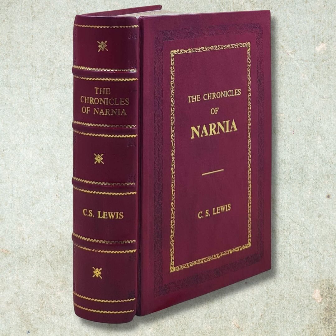 RareBiblio's tweet image. 📚 Best Sellers of the Week 📚

⚫️ &quot;The Shining&quot; by Stephen King 
⚫️ &quot;The Chronicles of Narnia&quot; 
⚫️ &quot;The 48 Laws of Power&quot; 

📖 Elevate your reading experience with our custom leather-bound books.

Order your favourite book now - rarebiblio.com / @rarebiblio