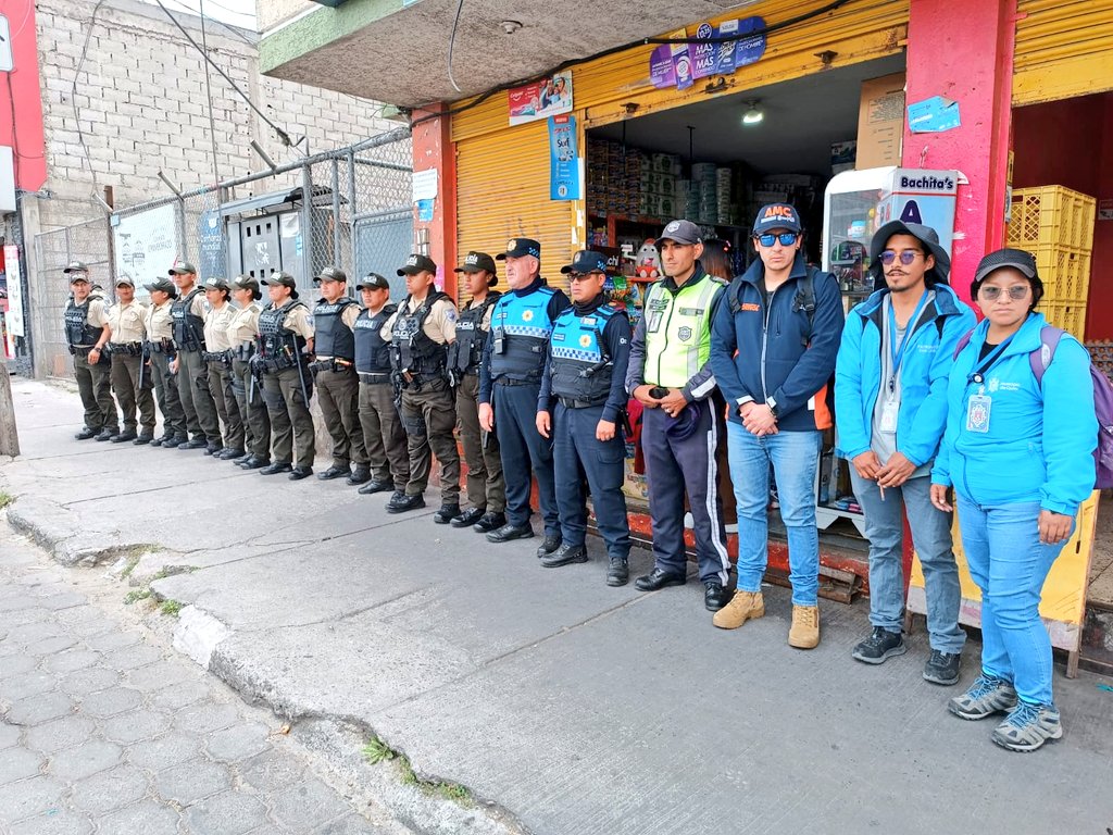PoliciaEcZona9's tweet image. TRABAJAMOS POR TU SEGURIDAD

En Carapungo #UIO, ejecutamos un operativo denominado "Plan Mercado Seguro", en conjunto con @amcquito y @AMT_Quito, a fin de recuperar el espacio público y garantizar la #SeguridadCiudadana y el orden público.

#PrevenciónSituacional