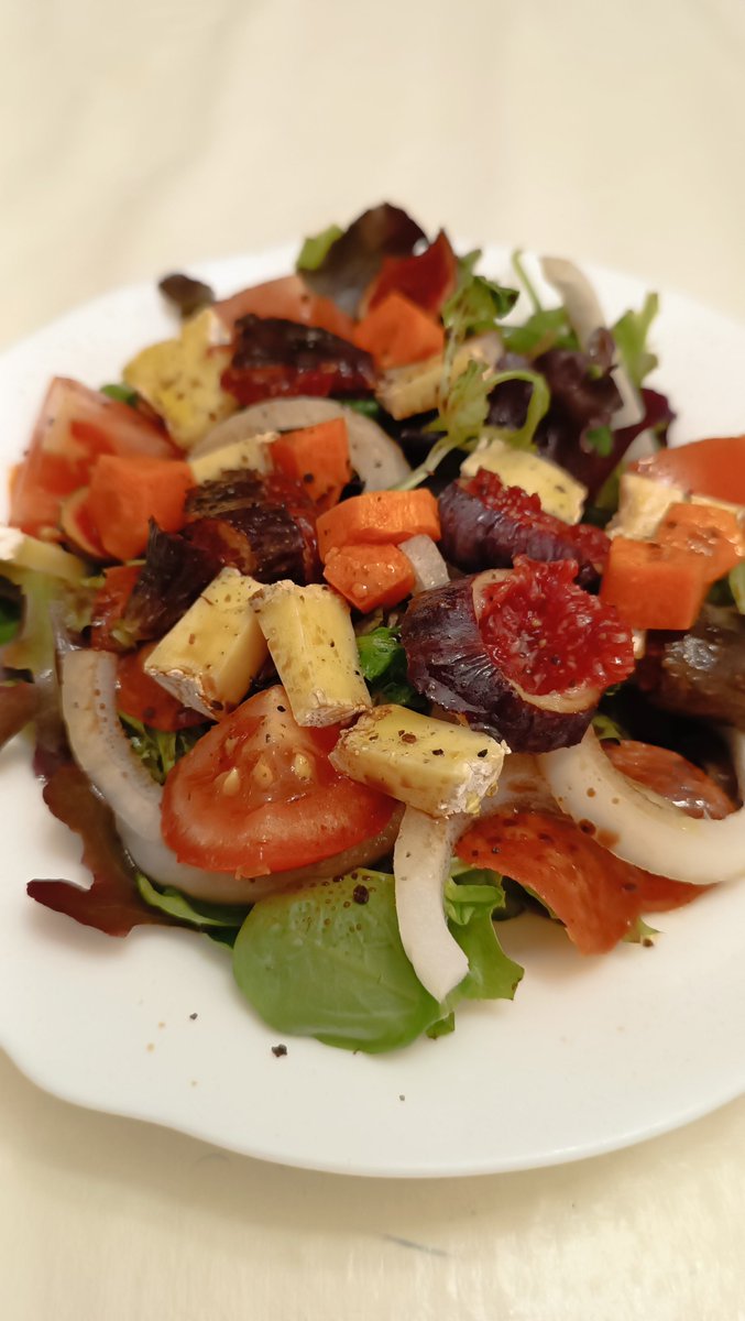 polroc's tweet photo. Avui, figues d'un altre paner i formatge camembert a l'#amanida 🥗 #deloquesecomesecría https://t.co/2mE9RLZkR1