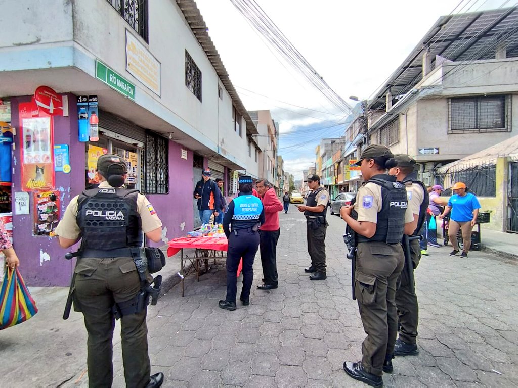 PoliciaEcZona9's tweet image. TRABAJAMOS POR TU SEGURIDAD

En Carapungo #UIO, ejecutamos un operativo denominado "Plan Mercado Seguro", en conjunto con @amcquito y @AMT_Quito, a fin de recuperar el espacio público y garantizar la #SeguridadCiudadana y el orden público.

#PrevenciónSituacional