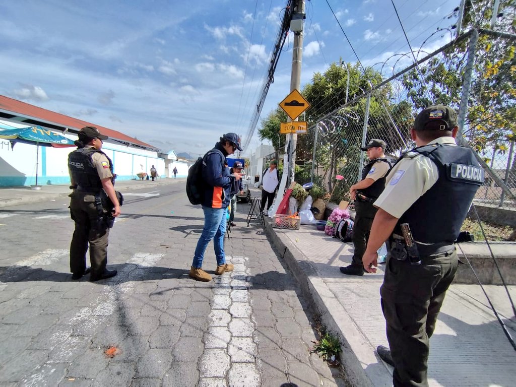 PoliciaEcZona9's tweet image. TRABAJAMOS POR TU SEGURIDAD

En Carapungo #UIO, ejecutamos un operativo denominado "Plan Mercado Seguro", en conjunto con @amcquito y @AMT_Quito, a fin de recuperar el espacio público y garantizar la #SeguridadCiudadana y el orden público.

#PrevenciónSituacional