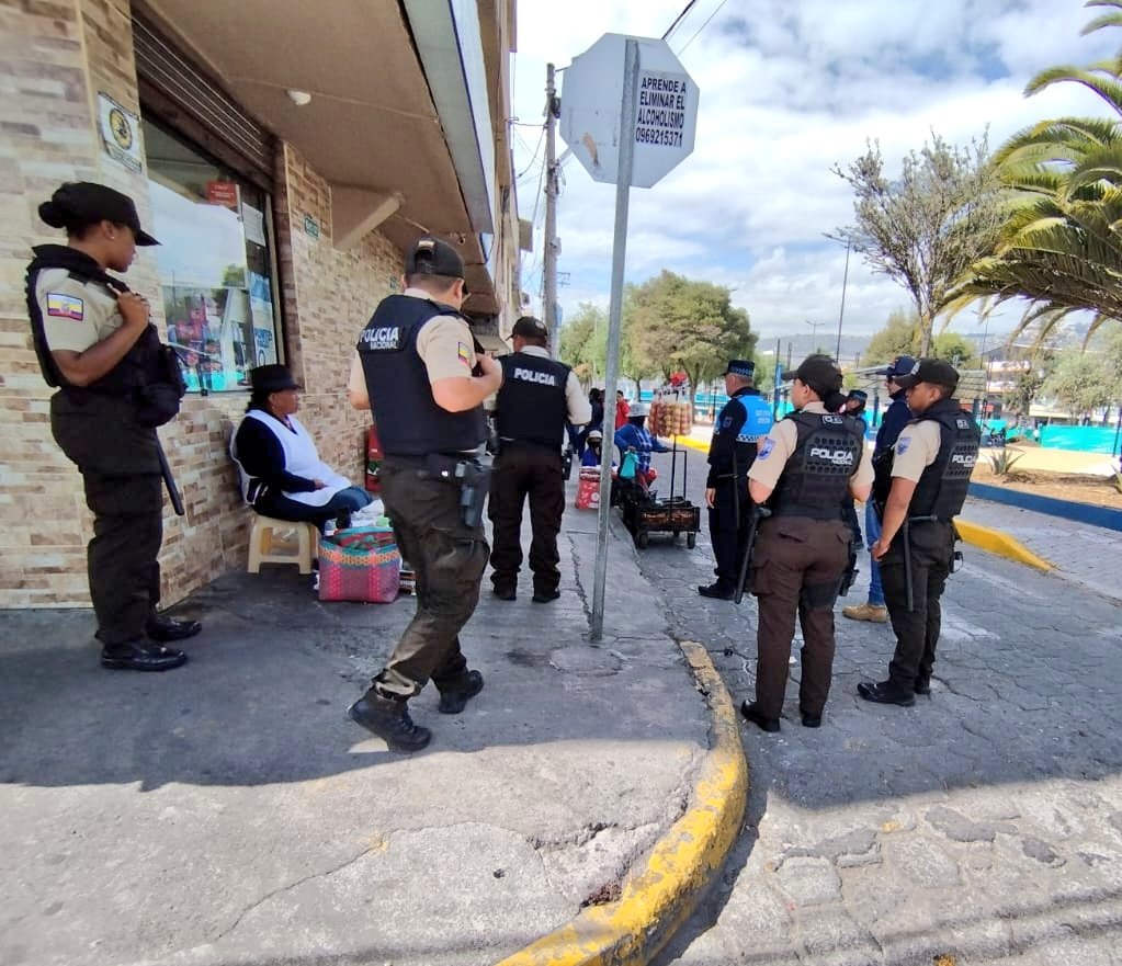 PoliciaEcZona9's tweet image. TRABAJAMOS POR TU SEGURIDAD

En Carapungo #UIO, ejecutamos un operativo denominado "Plan Mercado Seguro", en conjunto con @amcquito y @AMT_Quito, a fin de recuperar el espacio público y garantizar la #SeguridadCiudadana y el orden público.

#PrevenciónSituacional