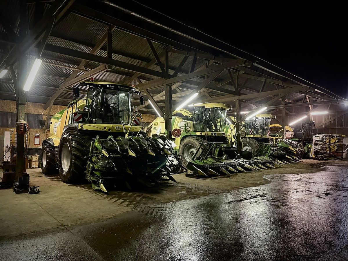 KroneFrance's tweet photo. 🌙 Fin de chantier chez ETA Heuzé-Porcher (35) 🫡

#krone #bigx #bigx1180 #xcollect #mais #ensilage #maize #forageharverster #silage #agriculture https://t.co/vOdP8ACx5R