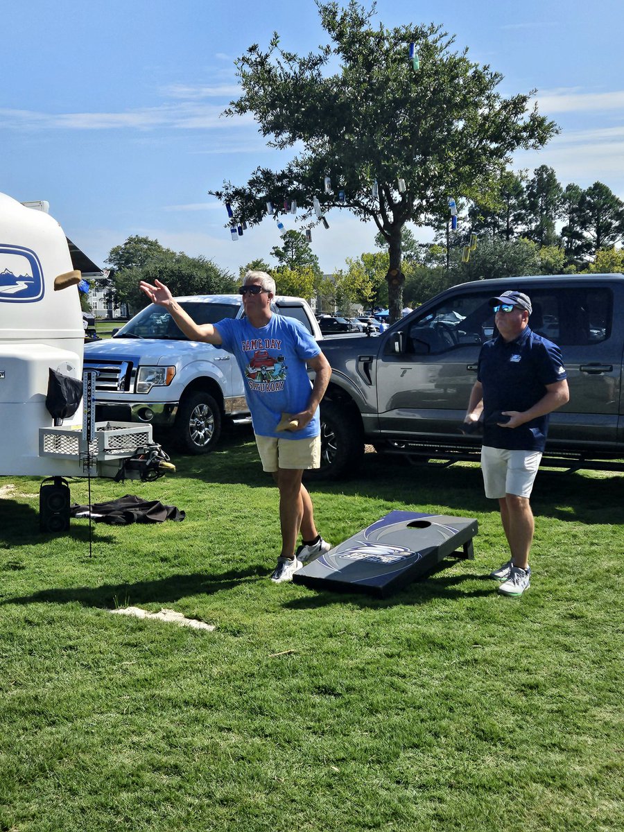 ScottMulkey76's tweet photo. Game Day at Paulson for @GSAthletics_FB! Cornhole competition has been fierce, so @JaredBenko joined in! #HailSouthern #PackPaulson https://t.co/p1cLETLorP