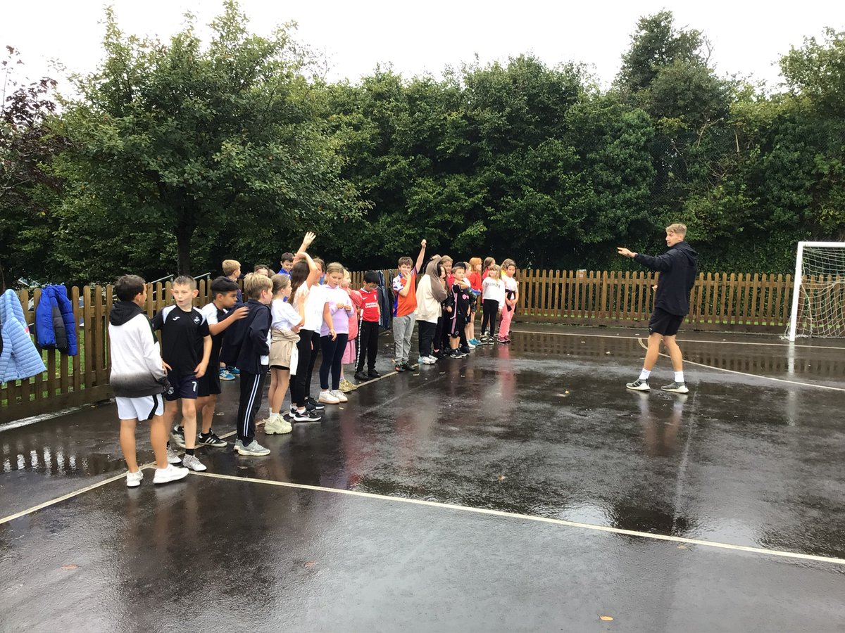 Hendrefoilan's tweet photo. Year 5 working hard with the Ospreys, developing team building skills and rugby skills.
#hdfprainbowfish https://t.co/qavSRpBB8l