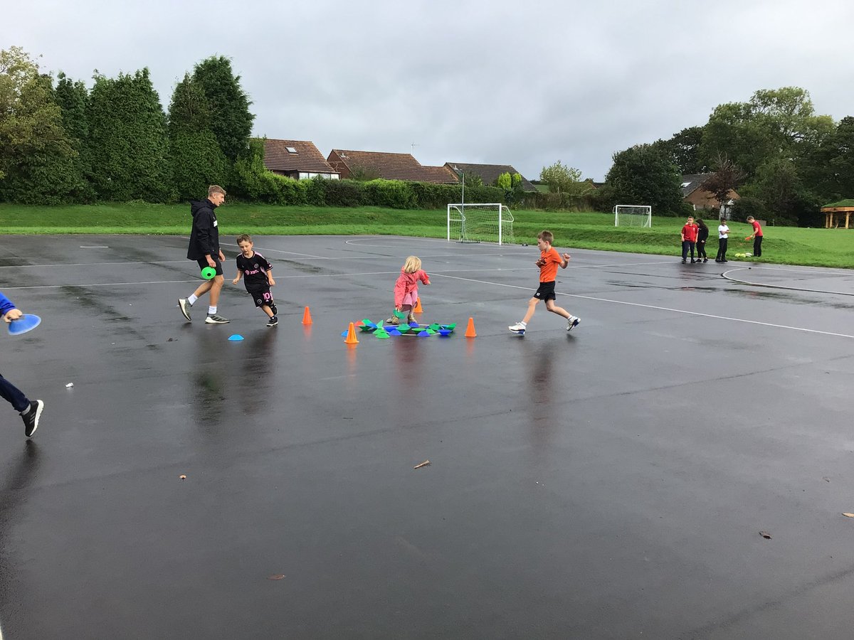 Hendrefoilan's tweet photo. Year 5 working hard with the Ospreys, developing team building skills and rugby skills.
#hdfprainbowfish https://t.co/qavSRpBB8l