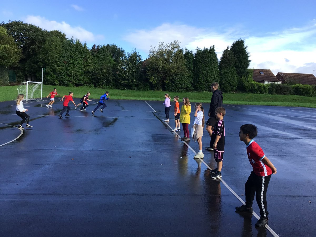 Hendrefoilan's tweet photo. Year 5 working hard with the Ospreys, developing team building skills and rugby skills.
#hdfprainbowfish https://t.co/qavSRpBB8l