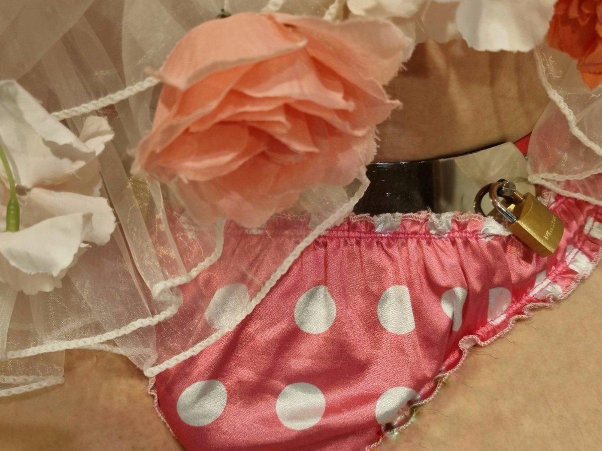 CessiSissy's tweet photo. OMD 😱 Sissy hasn't orgasmed for a week because Mistress promised something amazing to happen if sissy could manage a week without. "The amazing" turned out to be lock in a chastity belt already day before #locktober without cumming 😭😭😭 https://t.co/SJ7g4yHVCw