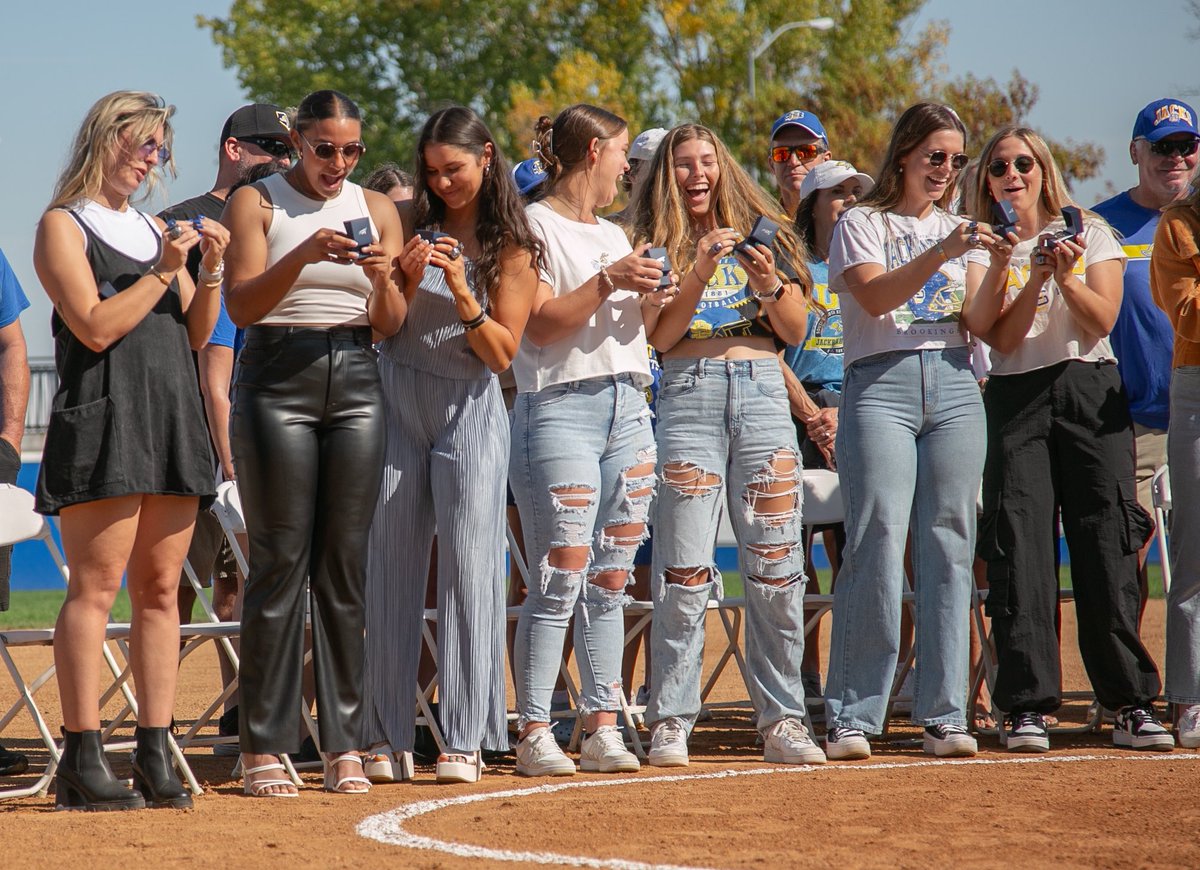 What a day! 

Couldn’t be more thankful to celebrate a special 2023 group that went undefeated in <a href="/TheSummitLeague/">The Summit League</a> play. 

#GoJacks 🐰