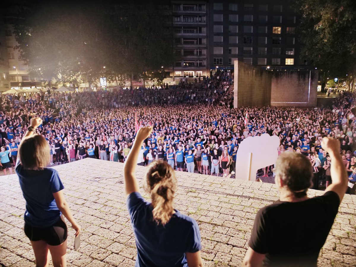 Gaur milaka herritar Gasteizko kaleak hartu ditugu edozein oztoporen aurrean Euskal herriak aurrera jarraituko duela ozen oihukatzeko.

Gazteok parez pare ditugun erroken aurrean kalean egongo gara!

#EzDuguOnartzen 
#AitorEtaGalderAske