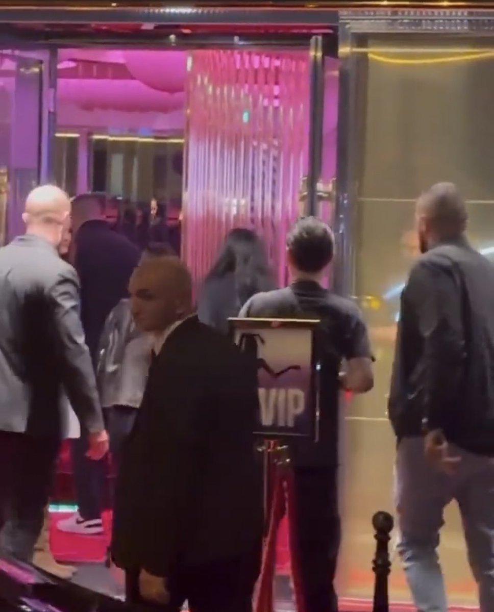 Cimbree1's tweet photo. Jennie was guided immediately by Lisa's bodyguard indeed, she's the real VIP 🤍

#JENLISA https://t.co/QKj90Gh3wf