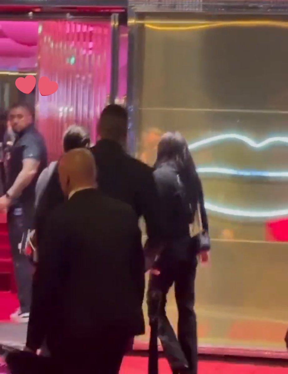 Cimbree1's tweet photo. Jennie was guided immediately by Lisa's bodyguard indeed, she's the real VIP 🤍

#JENLISA https://t.co/QKj90Gh3wf