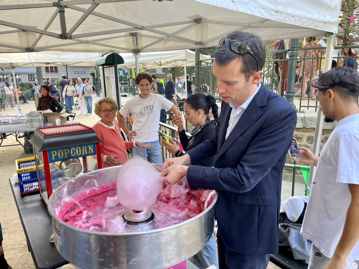 jhsemelle's tweet photo. Familles et riverains en nombre cet après-midi au square Dupleix pour la fête de quartier annuelle, en musique et sous le soleil ! 

Grand merci aux conseillers de quartier, aux associations et à tous ceux qui ont donné de leur temps aujourd’hui.

#Dupleix #LaMottePicquet https://t.co/yaq4lFFtex