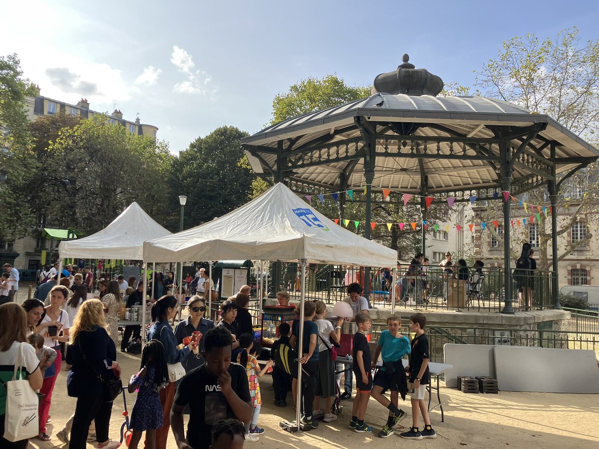 jhsemelle's tweet photo. Familles et riverains en nombre cet après-midi au square Dupleix pour la fête de quartier annuelle, en musique et sous le soleil ! 

Grand merci aux conseillers de quartier, aux associations et à tous ceux qui ont donné de leur temps aujourd’hui.

#Dupleix #LaMottePicquet https://t.co/yaq4lFFtex