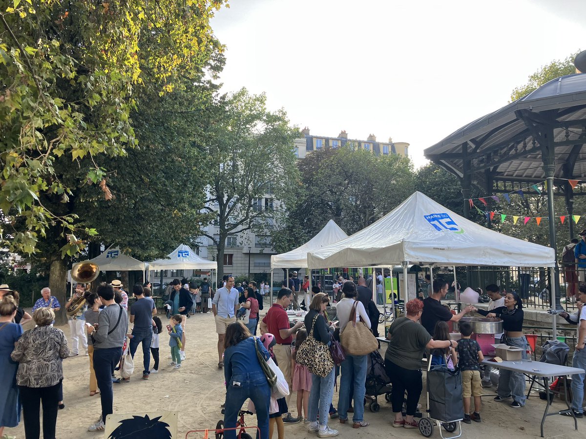 jhsemelle's tweet photo. Familles et riverains en nombre cet après-midi au square Dupleix pour la fête de quartier annuelle, en musique et sous le soleil ! 

Grand merci aux conseillers de quartier, aux associations et à tous ceux qui ont donné de leur temps aujourd’hui.

#Dupleix #LaMottePicquet https://t.co/yaq4lFFtex