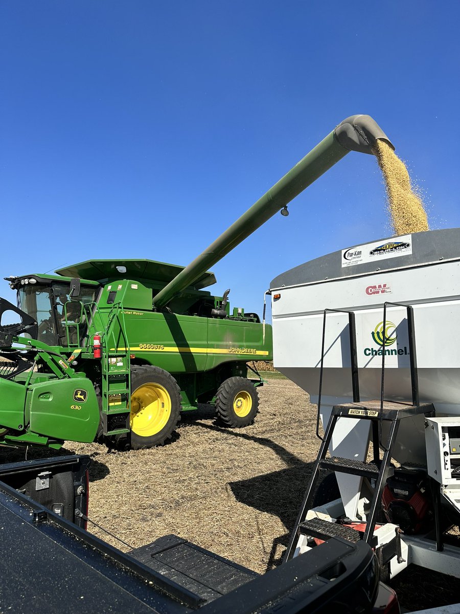 Nice day to take a soybean plot out!  #Bayer4IL <a href="/Storm5farms/">Bob Storm</a>