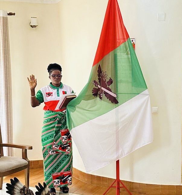 ItekaBurundi's tweet photo. Abagumyabanga b'i @NgoziProvince barakeje Abagumyabanga bahejeje kwizerwa n'Inama Nkuru y'Inararibonye ngo binjire mu buserukizi bukuru bwa @CnddFdd.@kadenys2 ,@DorianeMunezero hamwe na #calinieMBARUSHIMANA. Imana izobashoboze mubisata bajejwe! https://t.co/1MCYChJNIa