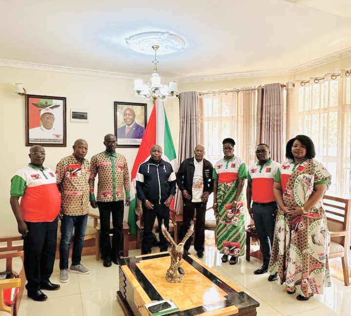 Abagumyabanga b'i @NgoziProvince barakeje Abagumyabanga bahejeje kwizerwa n'Inama Nkuru y'Inararibonye ngo binjire mu buserukizi bukuru bwa <a href="/CnddFdd/">CNDD-FDD</a>.<a href="/kadenys2/">Hon.Denis Karera</a> ,<a href="/DorianeMunezero/">Doriane Munezero🇧🇮</a> hamwe na #calinieMBARUSHIMANA. Imana izobashoboze mubisata bajejwe!