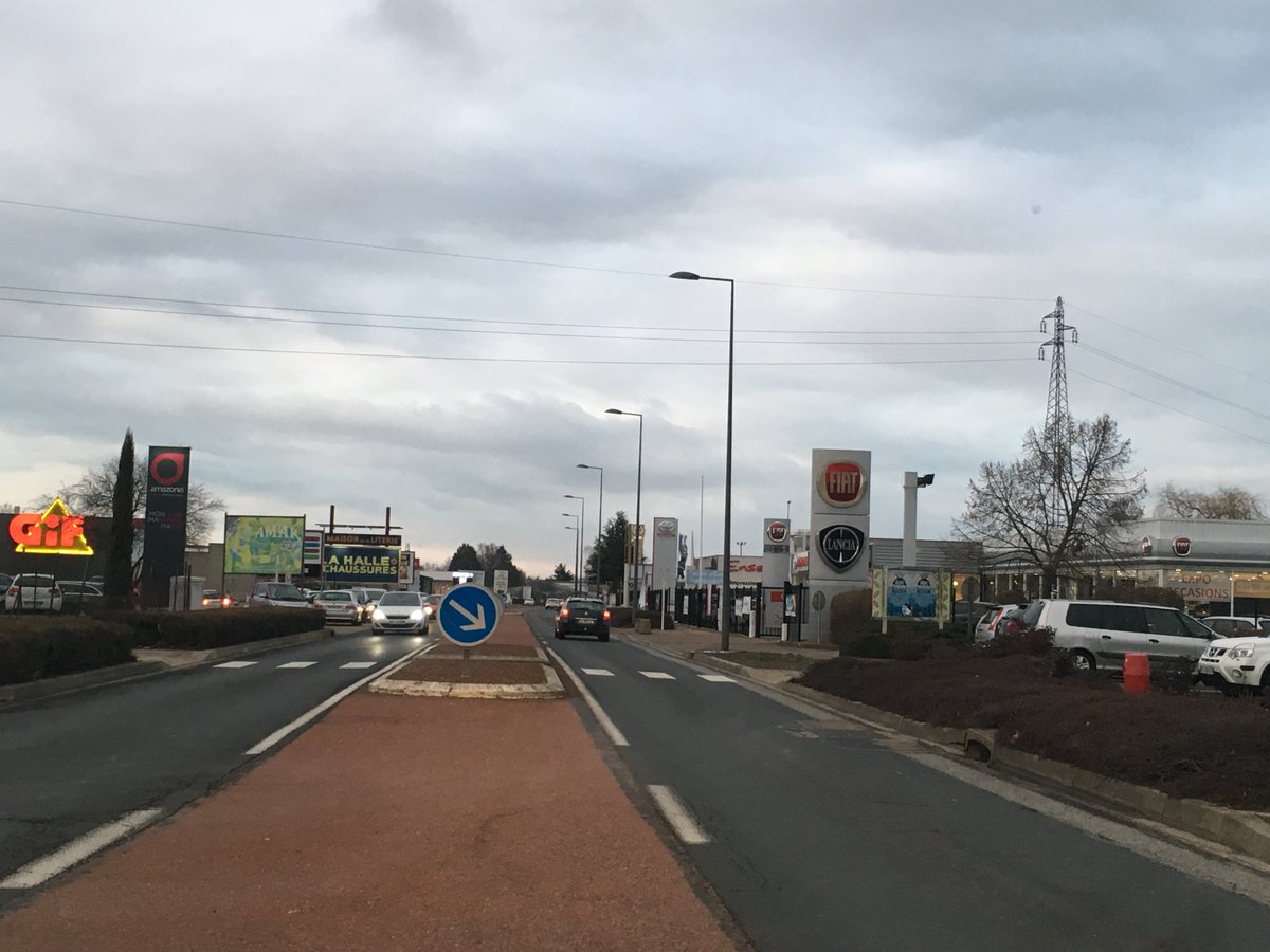 OlivierRazemon's tweet photo. Laurent Wauquiez retire la région AURA du dispositif Zéro artificialisation nette : "Mettre sous cloche les décisions des permis de construire sur la ruralité, cela signifie qu’on s’interdit toute forme d’avenir"
La "forme d'avenir" pour la ruralité que Wauquiez prépare: https://t.co/48uaU5L12t