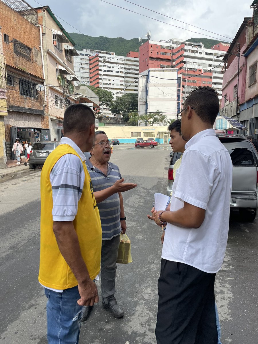 ¿Qué se hace un sábado de campaña?

Seguir promoviendo la participación a la Primaria y el voto para nuestro candidato <a href="/hcapriles/">Henrique Capriles R.</a> 🇻🇪

Los #JovenesXElEncuentro estamos enfocado en lograr en unidad #LaVenezuelaDelEncuentro.

Junto a mi hermano <a href="/EmmanuelVnzla_/">Emmanuel Briceño</a> llevando el mensaje.