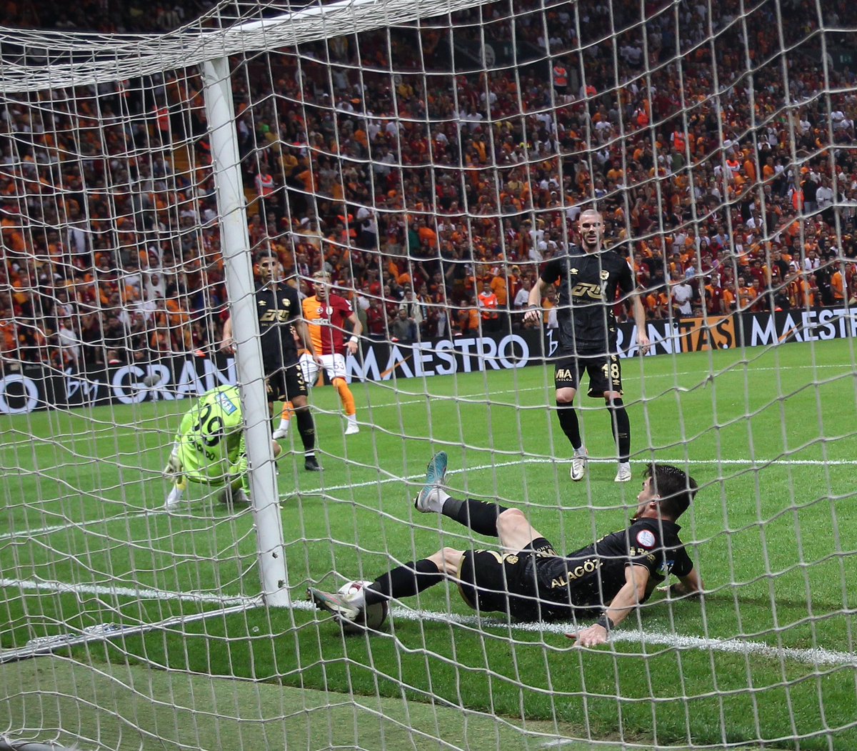GalatasaraySK's tweet photo. Göremeyenler için Sacha’nın gol anı. 😉

#GSvAG https://t.co/TOKodPEVtp