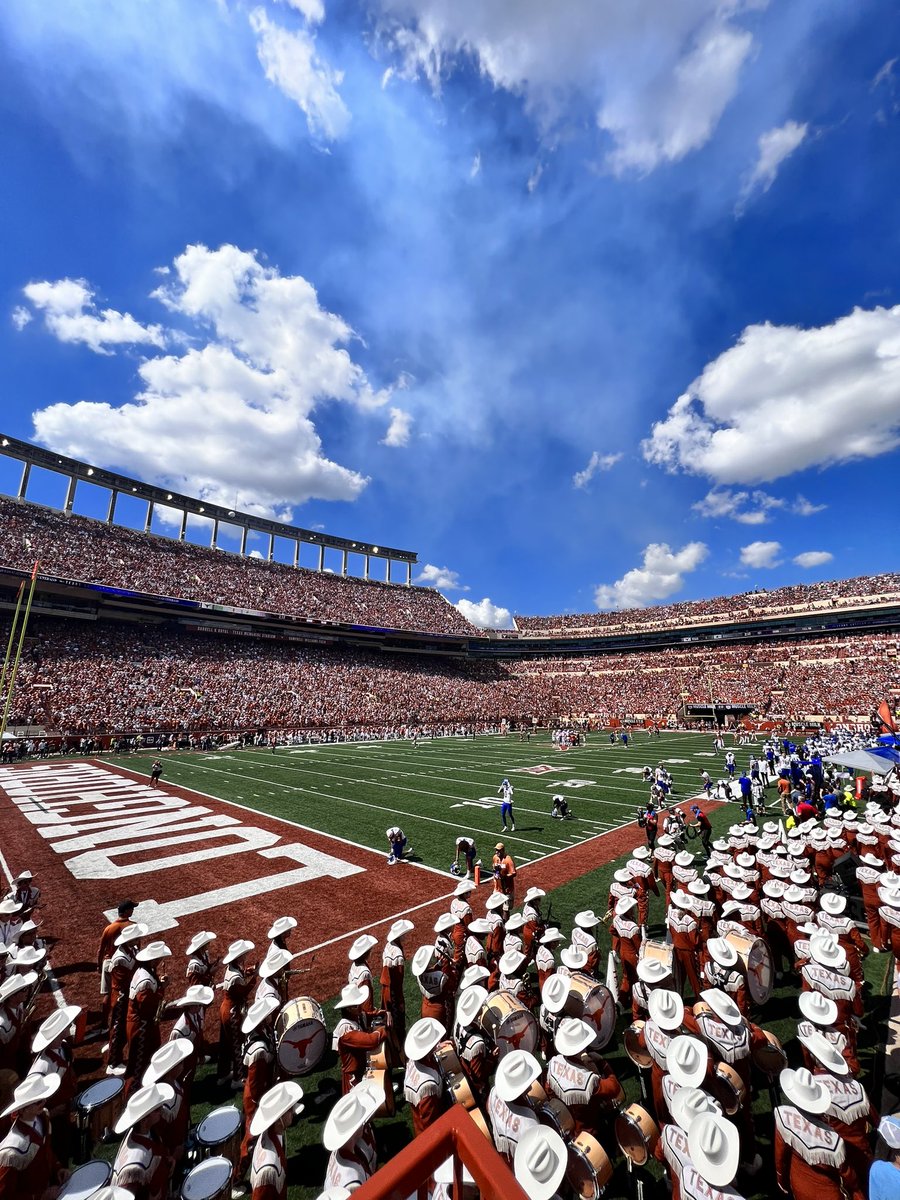ybg_robbo's tweet image. HOOK’EM 🤘🏽🧡
thank you to @americancampus for the seats and view #Hookemlounge