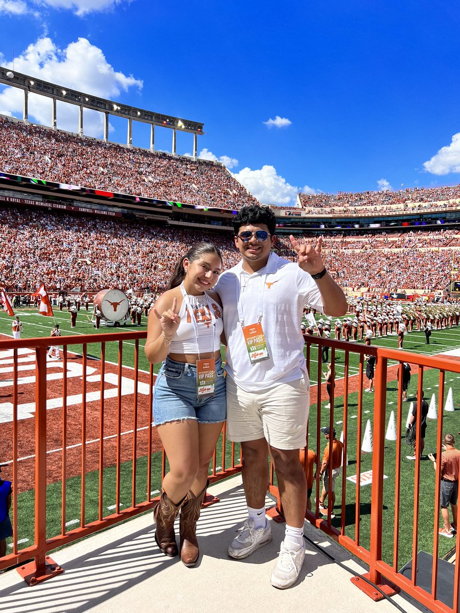 ybg_robbo's tweet image. HOOK’EM 🤘🏽🧡
thank you to @americancampus for the seats and view #Hookemlounge