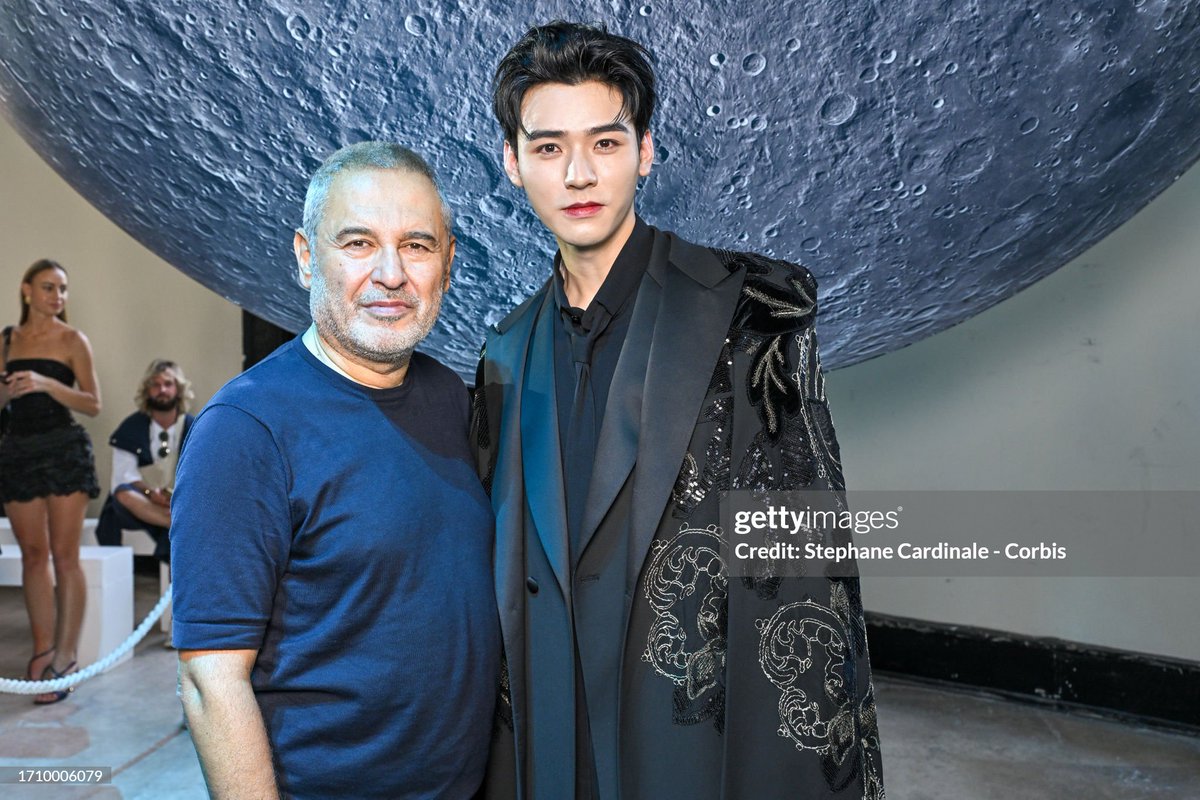 GongJunGlobal's tweet photo. "GONG JUN IN PARIS"
 
#GongJun #龚俊 #SimonGong #龚俊Simon 
#GongJunPFW2023 #GongJunXParis #ElieSaab https://t.co/QXvkODXn63