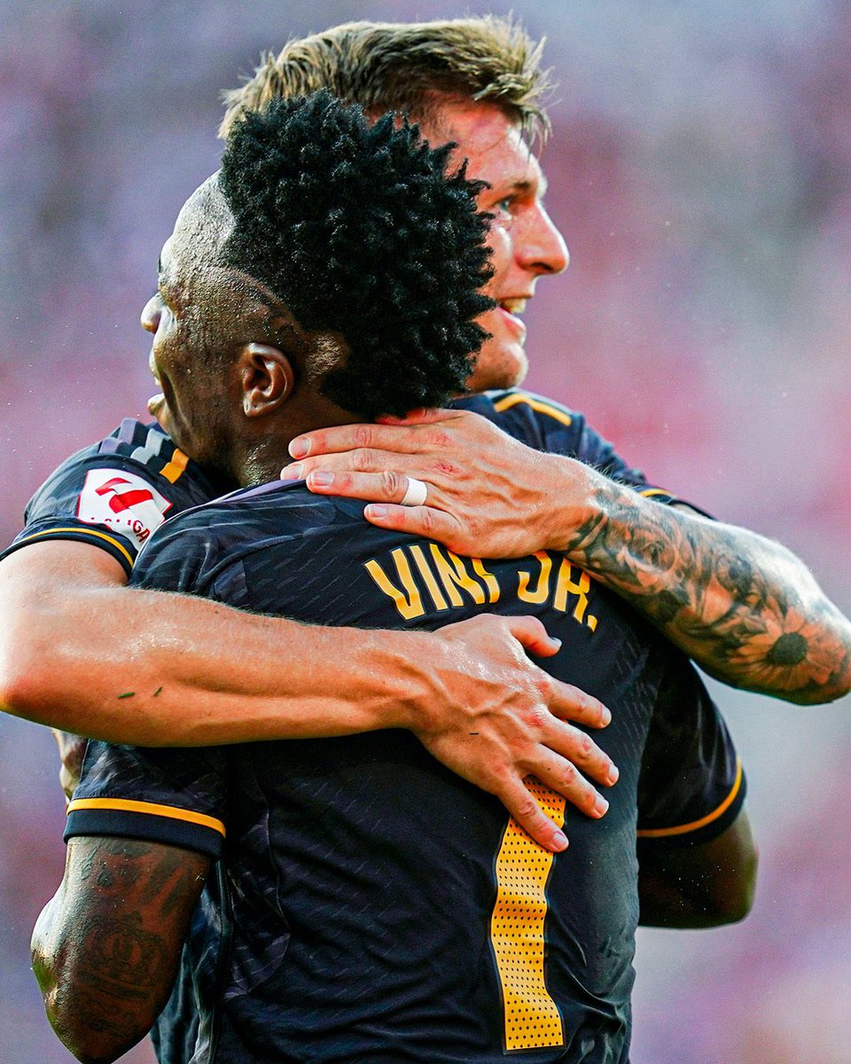 Un placer, <a href="/ToniKroos/">Toni Kroos</a> 👔🤍