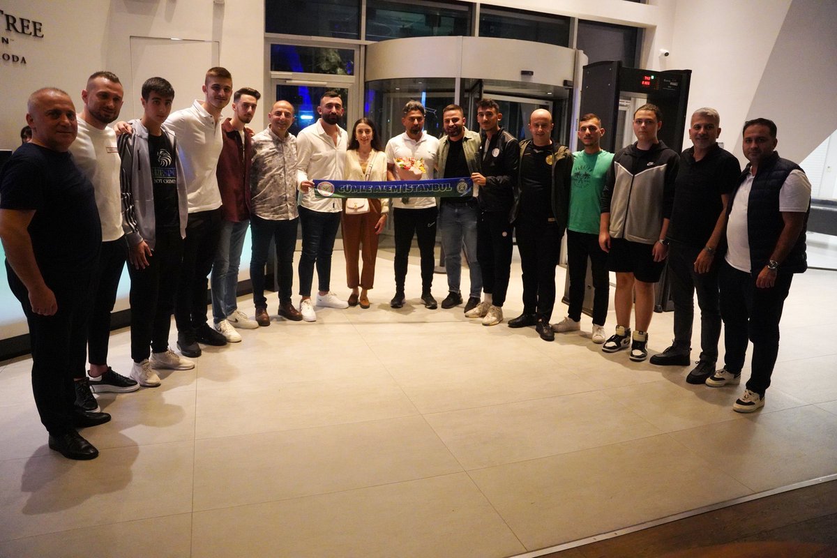 cumlealemrize's tweet photo. Takımımızı İstanbul’da kamp yaptığı otelde ziyarete eden  Cümle Alem İstanbul Grubumuz, teknik direktörümüz ilhan Palut ile oyuncularımız Minchev, Varesanovic, Gaich ve yönetim kurulu üyelerine çiçek vererek yarın oynayacağımız Fenerbahçe maçı öncesi başarı dilediler. #caist https://t.co/0eV2vhRhTX