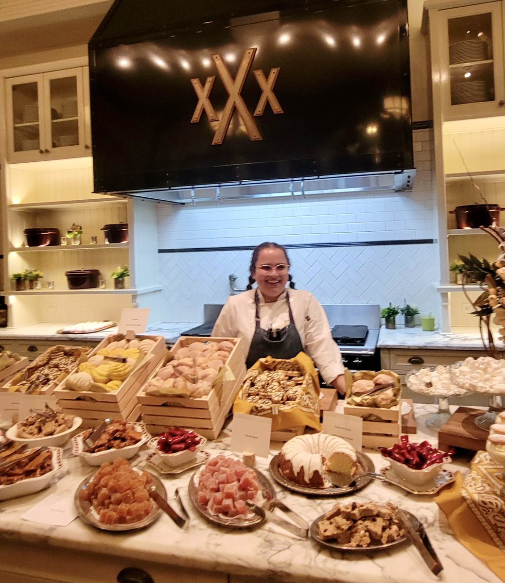 PresidentEighmy's tweet photo. Fantastic evening enjoying #VenAComer, an annual culinary event observing #HispanicHeritageMonth with proceeds supporting @UTSA_Libraries Mexican Cookbook Collection. This year’s theme, Mujeres, celebrated women chefs who proudly uphold family cooking traditions. #UTSA #HHM23 https://t.co/kbhEnClxs2