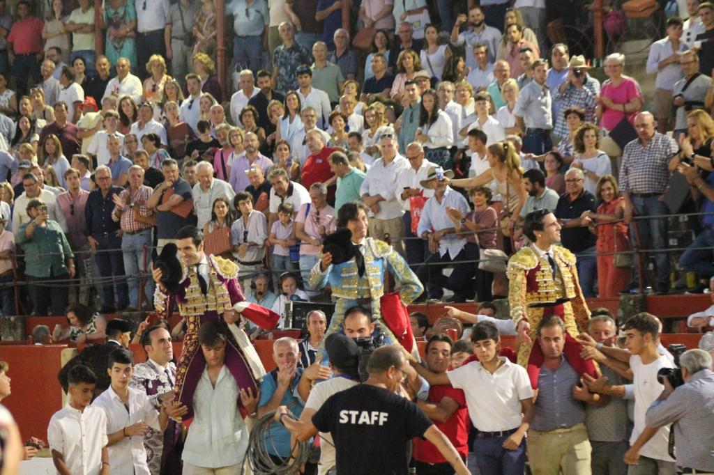 Mundotorocom's tweet photo. 🔴✍️Curro Díaz, Emilio de Justo y Juan Ortega, tarde de toreo grande en Úbeda 

@CurroDiazOf @EmiliodeJusto @juanortegapr #tauromaquia #noticiastaurinas #noticiasdetoros
https://t.co/0HUKm21T6r https://t.co/Hoq6UTQjc7