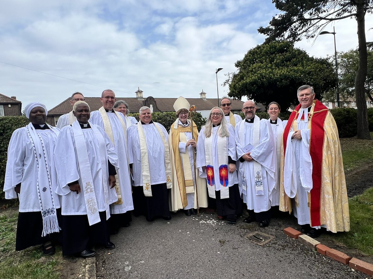 archbarking's tweet image. Prayers for those newly ordained in the Barking Episcopal Area by @LynneCullens. Two wonderful services today and 10 fabulous new priests.