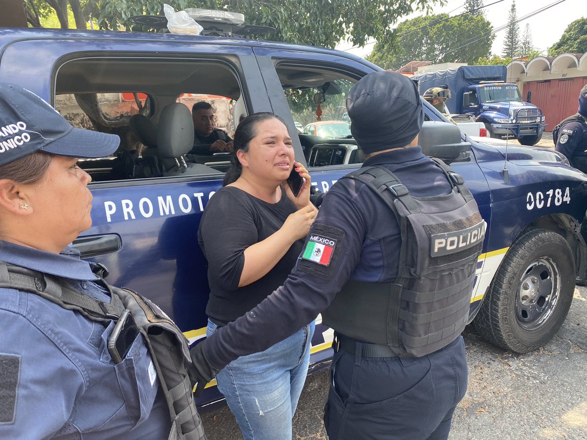 lasillarota's tweet photo. 🚨 Policías que custodian la @FECC_MORELOS agredieron a la reportera Estrella Pedroza, corresponsal de @lasillarota al ejercer su labor periodística.
Los sujetos la bajaron por la fuerza. 

Fuente: @IrradiaMorelos https://t.co/t56DynzG17