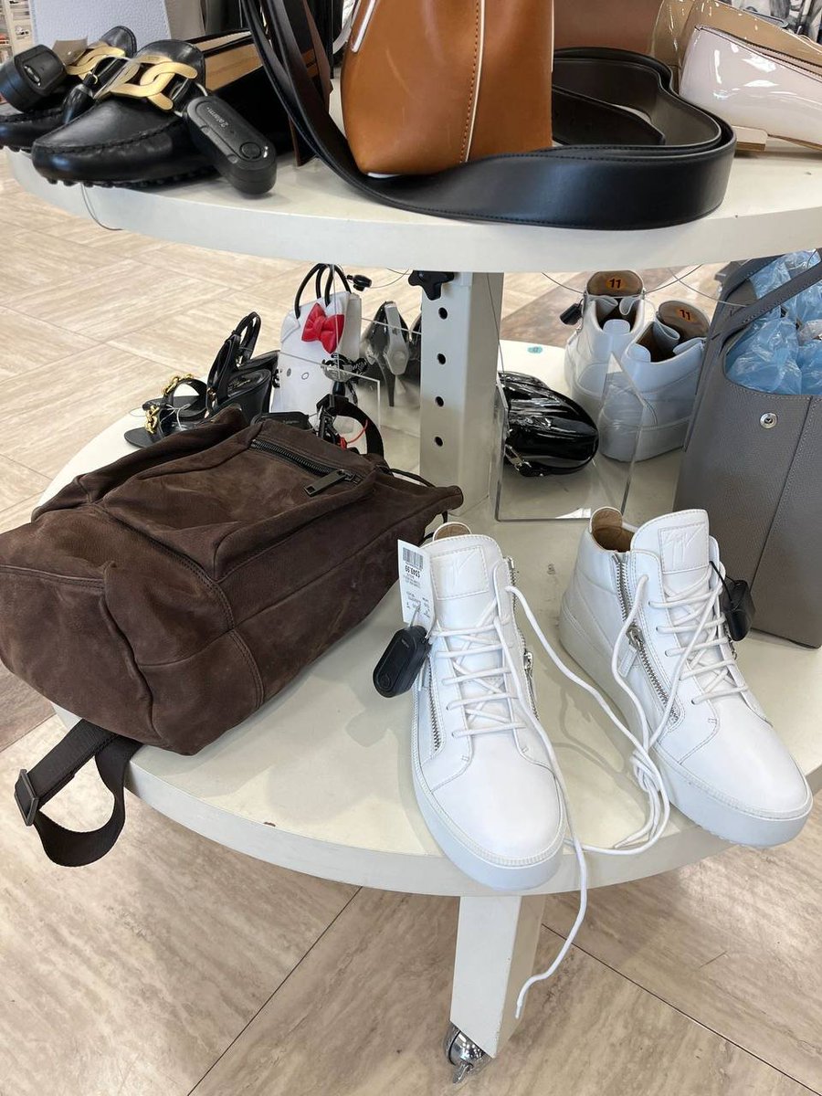 Oo0anna2's tweet photo. Attention shoe enthusiasts! Nordstrom in Downtown Vancouver is offering a massive 70% off on all designer footwear. Don't miss your chance to score a great deal! https://t.co/aShTOBKtgh