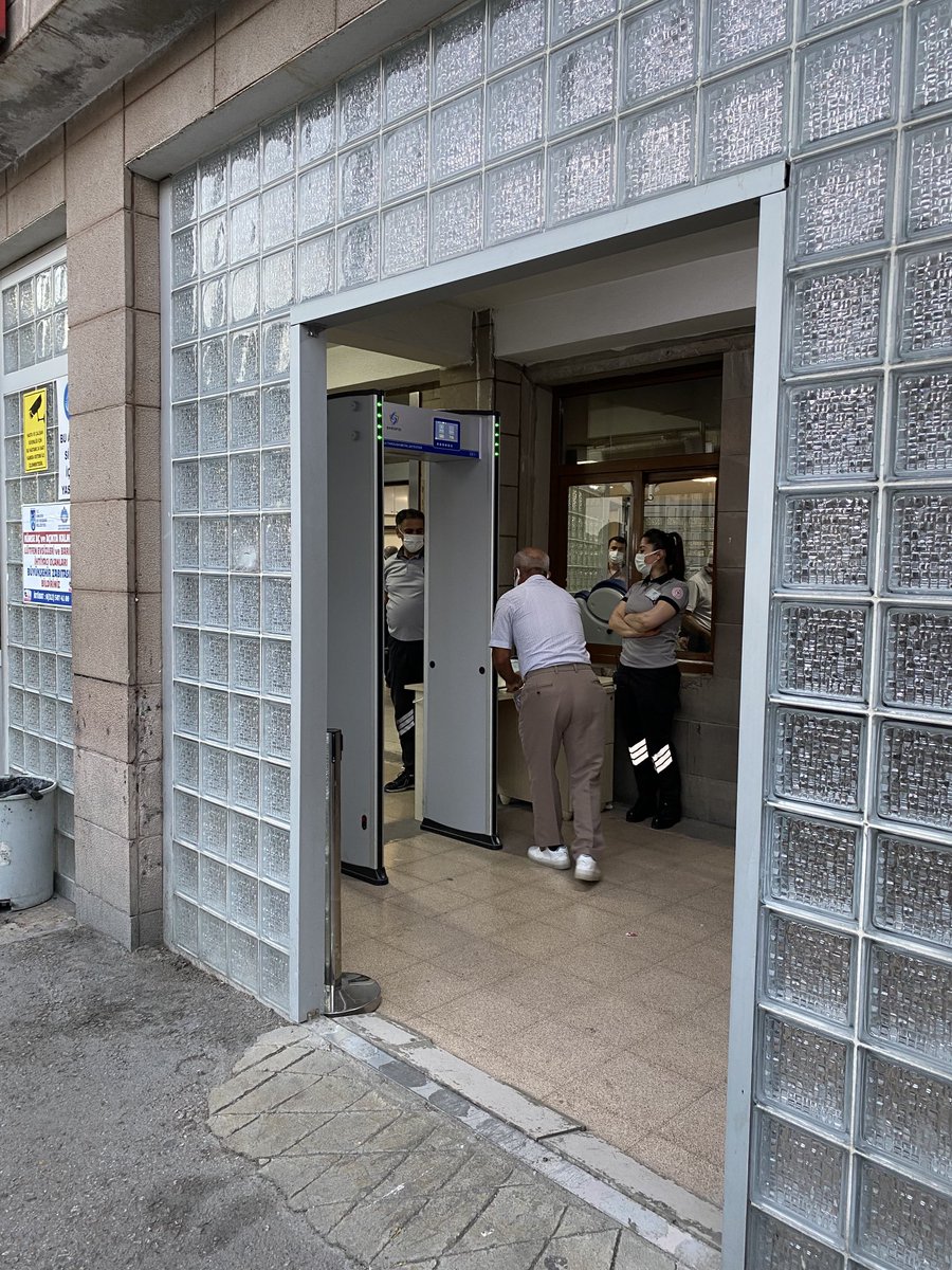 Tarih 14.07.2022. Hastanelere XRay cihazı koyduk diye haber videosu çekilmesi amacıyla güvenlik konuldu bu cihazın başına. O günden sonra ne orada güvenlik gördüm ne de cihaz çalıştı. Bugün de bu acil servisin içinde silahla ateş edildi. #ankaraeah