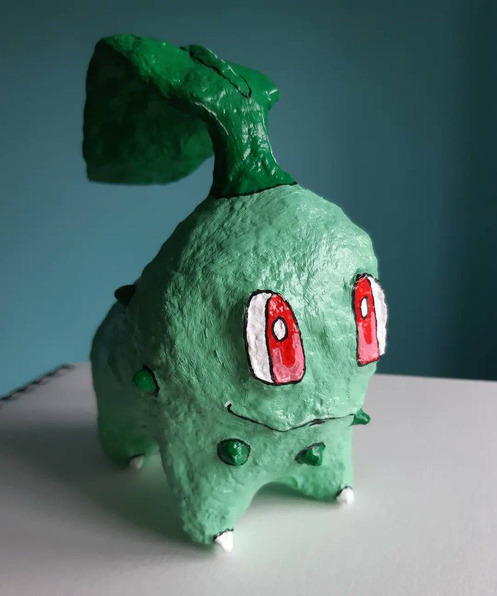 KevinAn62726588's tweet photo. Ok this is going to be a thread of my Johto Pokemon Art Project, starting with my paper mache Chikorita 🌱💕💕 #ポケットモンスター #TCGthrowback #KarmesinPurpur #ShadowRaids  
Original: BiLionLeon https://t.co/IwxfNF1Nc0