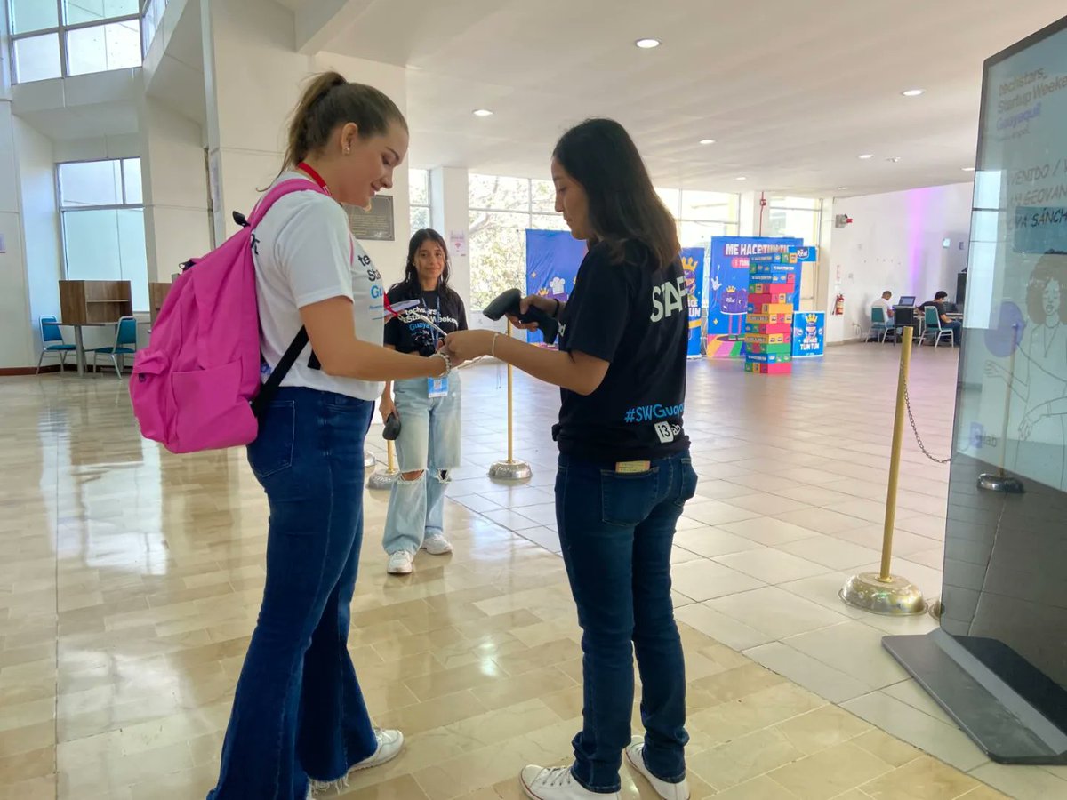 CIBESPOL's tweet photo. #NoticiasCIB | Seguimos de cerca el evento #startupweekend organizado por @i3labespol y desarrollado en las instalaciones de @CIBESPOL
Día 2: Desarrollo del producto y asistencia de expertos de mentores y speakers.
#creavalor #emprende #negocio #espol https://t.co/tqJESKD2ph