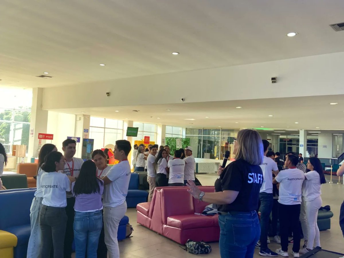 CIBESPOL's tweet photo. #NoticiasCIB | Seguimos de cerca el evento #startupweekend organizado por @i3labespol y desarrollado en las instalaciones de @CIBESPOL
Día 2: Desarrollo del producto y asistencia de expertos de mentores y speakers.
#creavalor #emprende #negocio #espol https://t.co/tqJESKD2ph