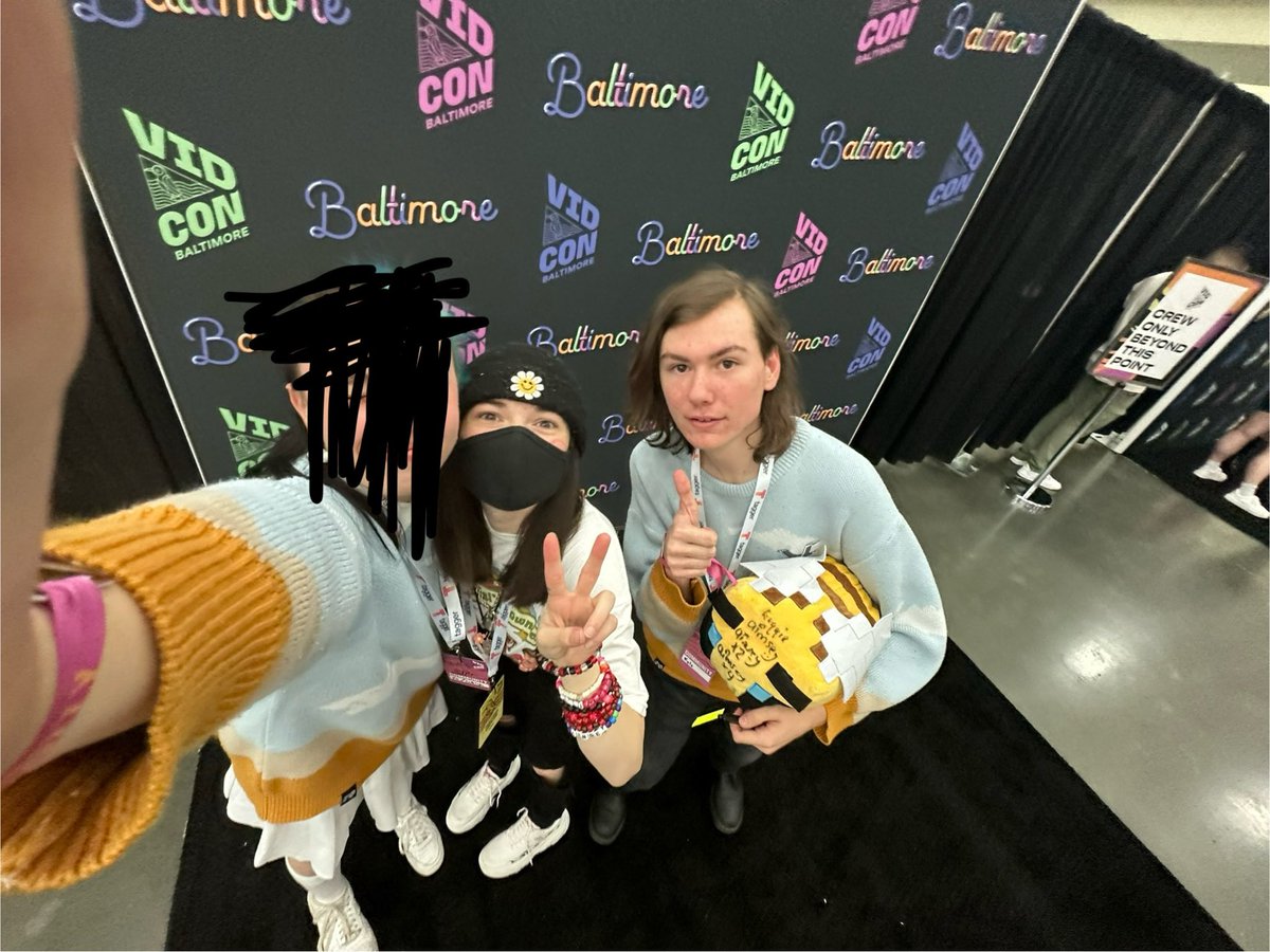 Vixscroll's tweet photo. I looked like shit in this photo so don’t mind that but hi again aimsey, we swear we just wanted a selfie, we’ll see you tomorrow 🙏 @aimseytwo @aimseytv https://t.co/Bmw2a3nQro