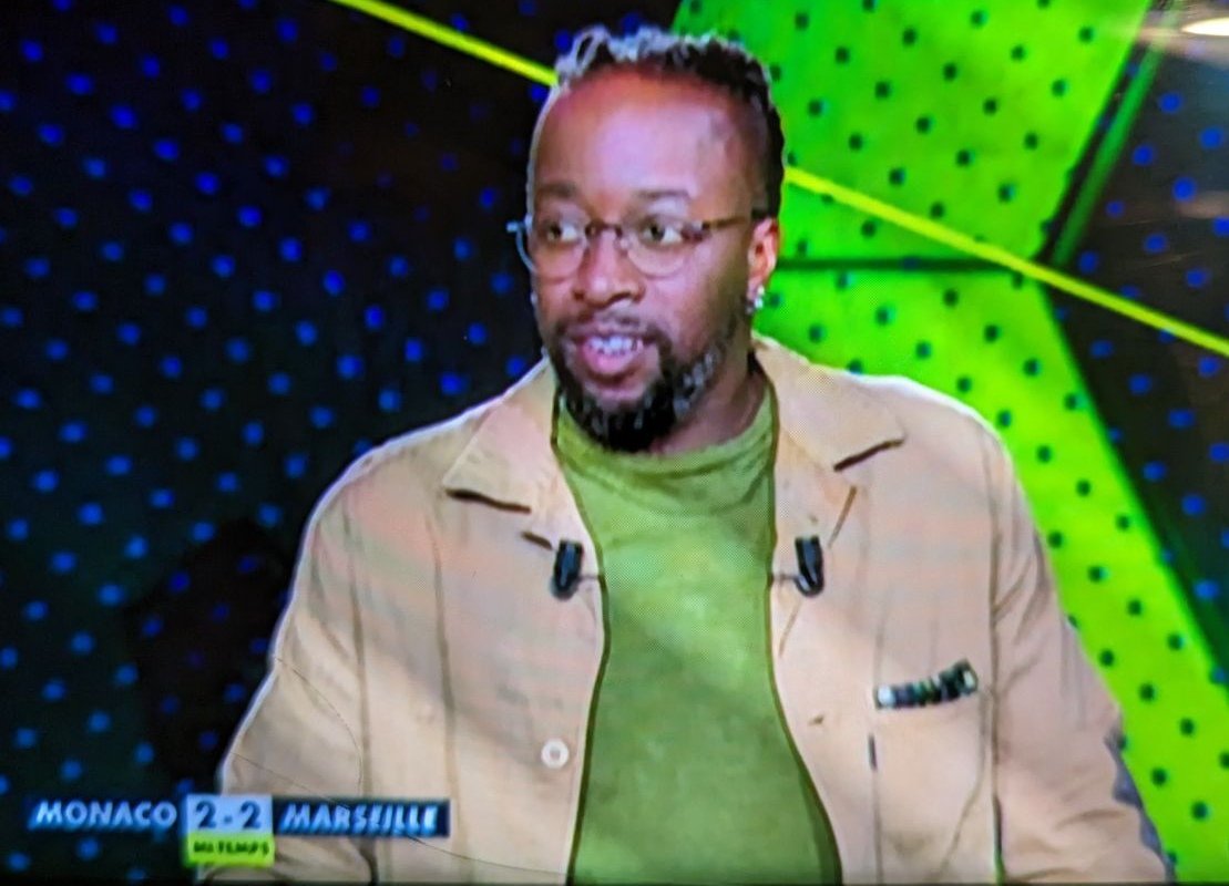 Tu as perdu un pari avec <a href="/barthruzza/">Barth Ruzza ❤️</a> pour mettre ce T-shirt  <a href="/GovouSidney/">Govou Sidney</a> ?
#ASMOM
#OL